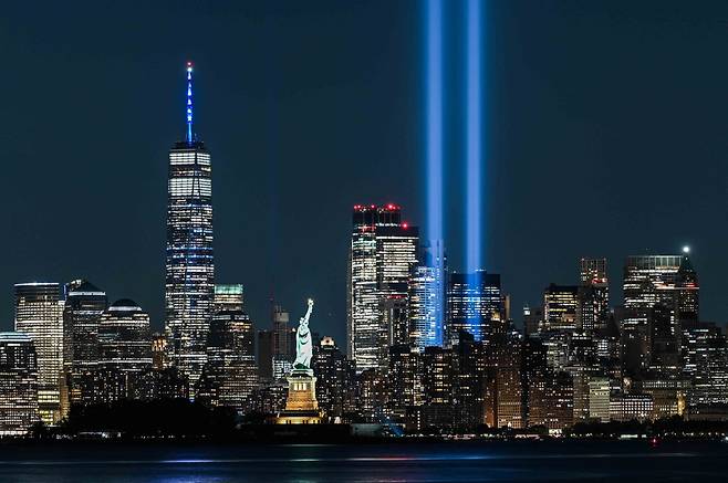 9월 11일(현지 시각) 뉴욕 맨해튼 하늘에 911테러 20주년을 맞아 희생자들을 추모하는 푸른빛이 쏘아지고 있다./AFP 연합뉴스