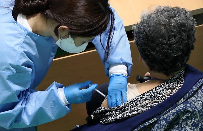 2021년 4월 20일 오후 대전 중구 한밭체육관에 마련된 코로나19 예방접종센터에서 어르신들이 화이자 백신 접종을 받고 있다. /신형종 기자