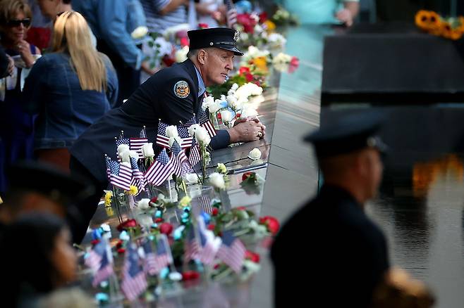 9월 11일(현지 시각) 뉴욕 9·11테러추모박물관에 모인 희생자 가족과 동료들이 희생자를 추모하고있다./AFP 연합뉴스