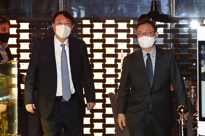 국민의힘 윤석열 대선 예비후보(오른쪽)와 최재형 후보(왼쪽)가 12일 서울 여의도 글래드호텔 레스토랑에서 정권의 정치공작과 국정원의 대선 개입 의혹 문제와 관련해 회동을 마친 뒤 나오고 있다. /이덕훈 기자