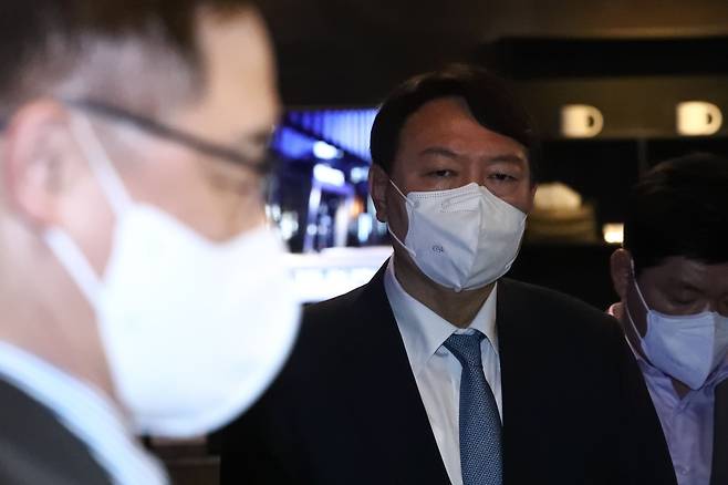 국민의힘 윤석열 대선 예비후보가 12일 서울 여의도 글래드호텔 레스토랑에서 정권의 정치공작과 국정원의 대선 개입 의혹 문제와 관련해 입장문을 발표하는 최재형 후보를 바라보고 있다. /이덕훈 기자