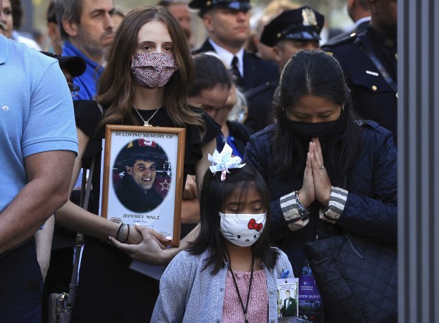 9.11 테러 20주기인 11일 추모행사에 참석해 희생자의 넋을 기리는 유족과 지인들. 뉴욕=AP 뉴시스