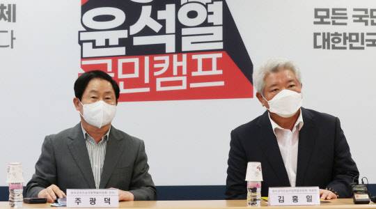 12일 오후 서울 광화문 이마빌딩 윤석열 제20대 예비후보 국민캠프에서 열린 '정치공작 진상규명 특별위원회' 1차 회의에서 특위 간사인 주광덕(왼쪽) 국민의힘 전 의원이 발언하고 있다. 오른쪽은 특위 위원장인 김홍일 전 부산고검장.연합뉴스