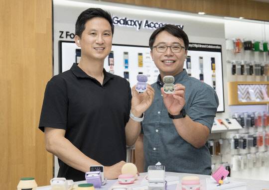 김선경 삼성전자 무선사업부 응용제품개발팀 프로(왼쪽)와 윤여정 무선사업부 제품기획팀 프로가 포즈를 취하고 있다. 삼성전자 제공