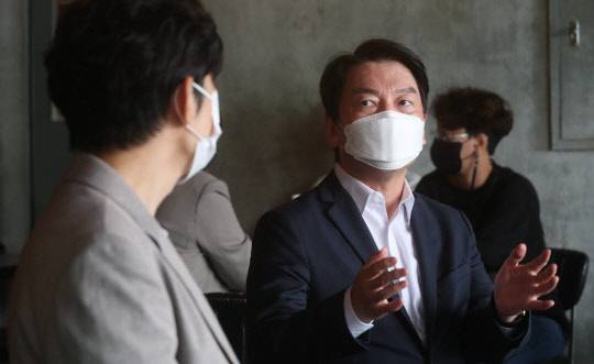 안철수 국민의당 대표가 12일 서울 서초구 양재동 한 호프집에서 코로나19 대응 전국자영업자비상대책위원회 회원들과 현장 간담회를 하고 있다. 국회사진기자단=연합뉴스