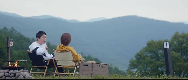 Chae Song-hwa and Lee Ik-jun, protagonists of the second season of the drama series “Hospital Playlist,” camping. (screenshot of “Hospital Playlist”)