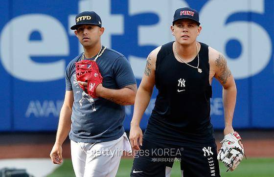뉴욕 양키스 루그네스 오도어(왼쪽)와 지오 어셸라(오른쪽)가 12일(한국시간) 미국 뉴욕 퀸즈 시티 필드에서 열린 9.11 기념 행사에 맞춘 기념 모자를 쓰고 훈련을 진행 중이다. 사진=게티이미지
