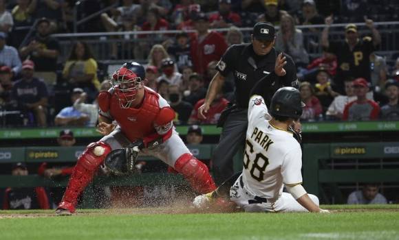 MLB 피츠버그에서 뛰고 있는 박효준이 12일(한국시간) 열린 워싱턴과 홈 경기 도중 적시타에 홈으로 들어오고 있다. 그는 이날 1안타 3볼넷 3득점을 기록해 소속팀의 10-7 승리에 힘을 보탰다. [사진=뉴시스]