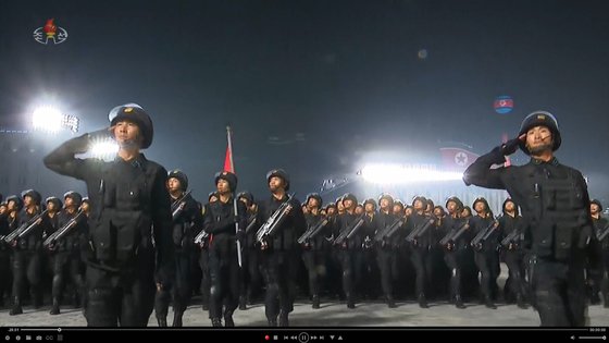 북한이 정권수립 기념일 73주년인 9일 평양 김일성광장에서 노농적위대·사회안전군의 열병식을 진행했다고 조선중앙TV가 보도했다. 남한의 경찰에 해당하는 사회안전군이 광장을 행진하고 있다. 연합뉴스