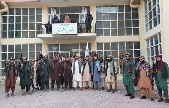탈레반이 판지시르의 주도 바자라크 주정부 청사를 점령한 뒤 포즈를 취하고 있다. 탈레반