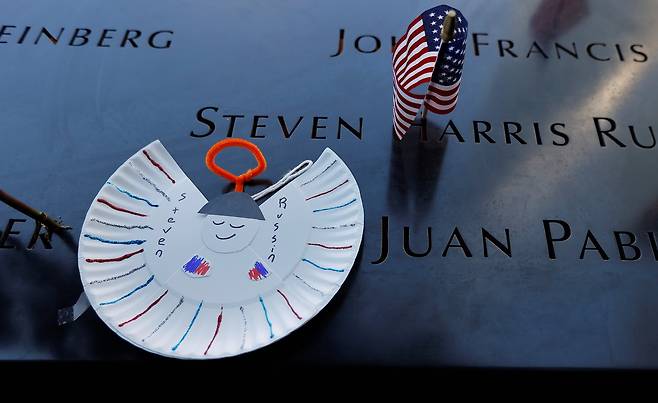 테러 현장인 뉴욕 '그라운드 제로'에 그리운 사람의 이름과 국기를 가져다 놓았다. 로이터=연합뉴스