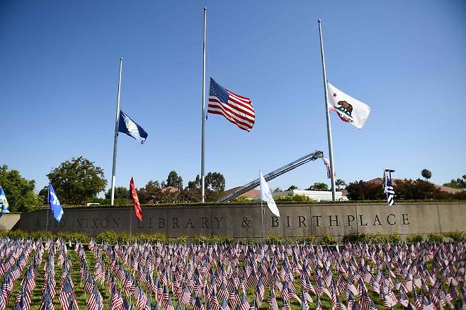 미국 캘리포니아 요바 린다의 닉슨 대통령 도서관 겸 박물관에 11일 9.11 테러 희생자 숫자인 2977개의 성조기가 꽂혀 있다. AFP=연합뉴스