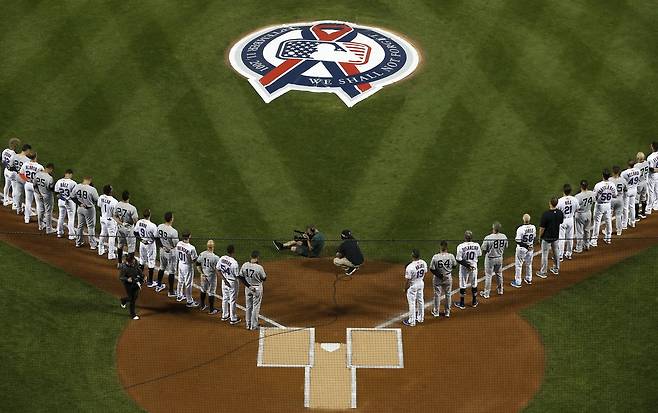 미국 프로야구 뉴욕 메츠와 양키즈 선수들이 11일 경기를 시작하기에 앞서 9.11 테러 희생자를 추모하고 있다. AFP=연합뉴스