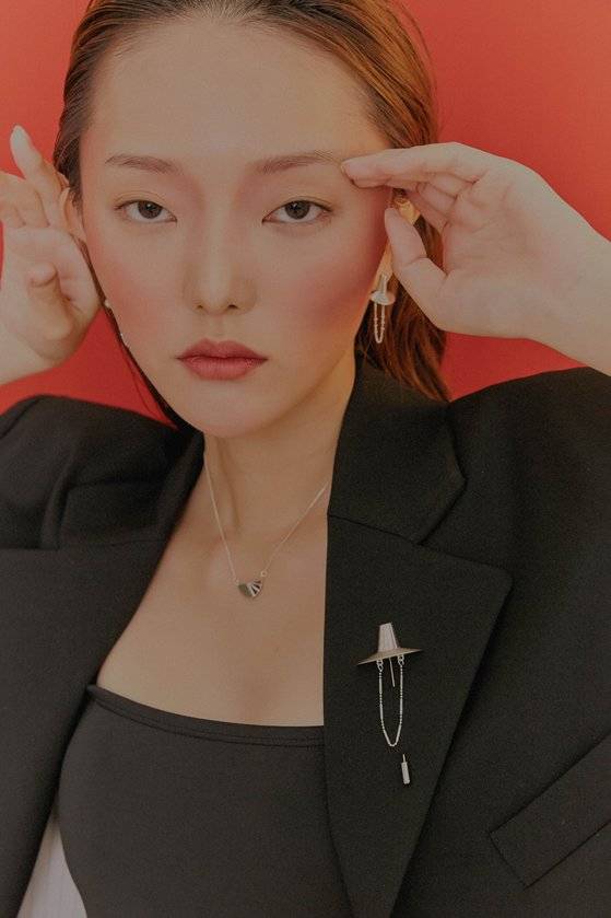 갓 브로치와 완전전요 브로치. [사진 스튜디오오후]