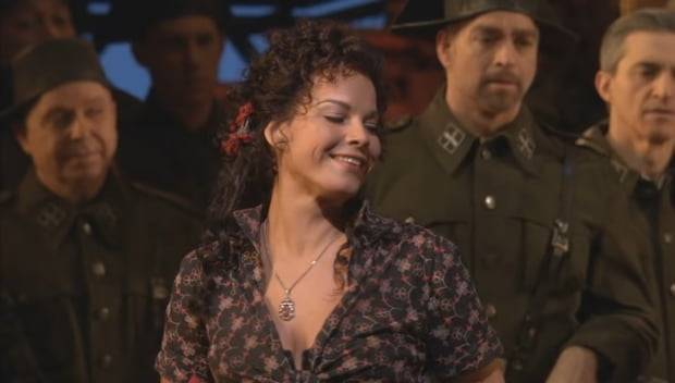 카르멘 역의 메조소프라노 엘리나 가랑차(Elina Garanca)가 <카르멘(Carmen)> 1막 아리아 '사랑은 길들일 수 없는 들새:하바네라'를 부르는 모습. 사진 출처=메트로폴리탄 오페라