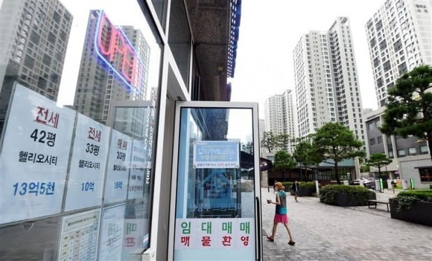 헬리오시티 주변 공인중개사 사무소. / 자료=한경DB