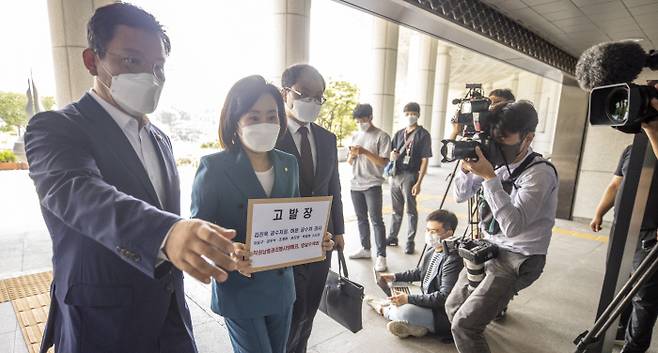 국민의힘, 공수처장 고발 국민의힘이 지난 11일 고발 사주 의혹과 관련한 고위공직자범죄수사처의 김웅 의원 압수수색이 적법 절차를 거치지 않았다며 김진욱 처장 등을 대검찰청에 고발했다. 왼쪽부터 국민의힘 김형동·전주혜 의원, 권오현 법률자문위원.   연합뉴스