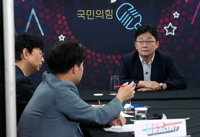 국민의힘 대선 주자인 유승민 전 의원이 12일 여의도 당사에서 당 선거관리위원회가 마련한 유튜브 방송 ‘올데이 라방’에서 패널들 질문을 듣고 있다.    국회사진기자단