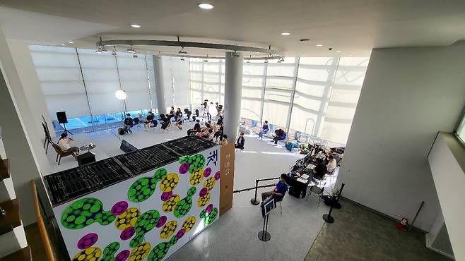 Pansori artist Lee Ja-ram talks about the rhythm and flow of traditional music to the audience at SIBF 2021 on Thursday. (Kim Hae-yeon/The Korea Herald)