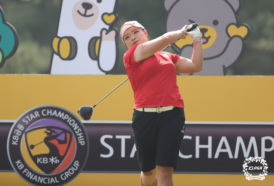 Jang Ha-na plays her shot from the first tee of the final round of the KB Financial Group Star Championship at Blackstone Golf Club in Icheon, Gyeonggi, on Sunday. Jang picked up her second win of the season at the KLPGA major tournament and her 15th KLPGA career win. [KLPGA]