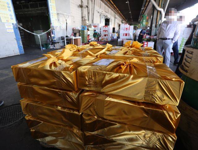 추석 연휴를 일주일 앞둔 12일 오전 서울 송파구 가락농수산물종합시장 청과시장에 과일상자가 쌓여있다.  연합뉴스