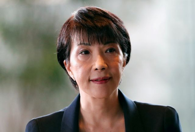 일본 자민당 총재직에 도전하는 다카이치 사나에 전 총무상이 현직 시절인 지난 2019년 9월 11일 아베 신조 당시 총리의 도쿄 관저에 도착하고 있는 모습. 일본 언론에 따르면 다카이치 전 총무상은 아베 전 총리의 지지를 얻은 것으로 알려졌다. 그가 총재직에 당선되면 일본의 첫 여성 총리가 된다. 연합뉴스
