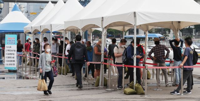10일 서울역 광장에 마련된 코로나19 임시선별검사소에서 검사를 받으려는 시민들이 줄을 서고 있다. 연합뉴스