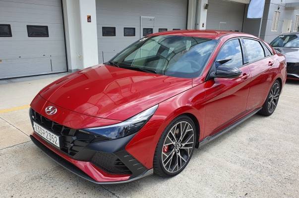 강원도 인제스피디움에서 서킷 한켠에 주차된 아반떼 N 모습.