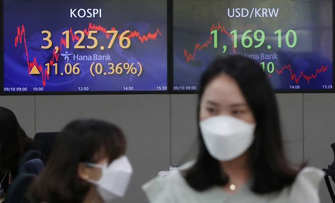 10일 서울 중구 하나은행 본점 딜링룸. [사진 출처 = 연합 뉴스]