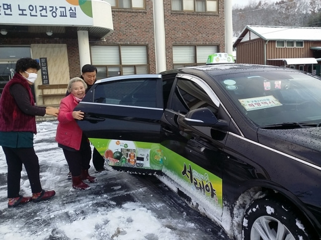 忠南ソチョン郡住民が希望タクシーを利用する姿 [写真 = 西天郡庁]