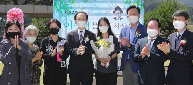 11일 이효석문학상 시상식 참석자들이 기념촬영을 하고 있다. 왼쪽부터 소설가 김인숙, 오정희, 김멜라 , 이우현 이효석문학재단 이사장, 소설가 이서수, 유상범 국민의힘 의원, 한왕기 평창군수, 전병득 매일경제 문화스포츠부장.