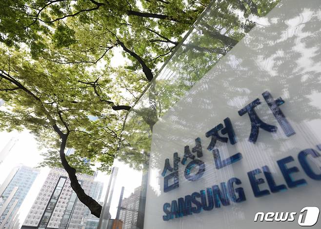 (서울=뉴스1) 신웅수 기자 = 삼성전자가 16일 사상 최대 규모인 배당금 13조원을 주주들에게 지급한다.  금융감독원 전자공시시스템에 따르면 삼성전자는 이번 결산 배당에서 기존 결산 배당금인 보통주 주당 354원(우선주 355원)에 특별배당금 주당 1578원을 더해 지급한다.  고(故) 이건희 회장의 경우 삼성전자 보통주 4.18%, 우선주 0.08%를 보유해 배당금 7462억원을 받으며 이는 이재용 부회장 등 상속인에게 돌아간다.  이 부회장은 보통주 0.70%를 보유해 1258억원을 배당금으로 받는다.  사진은 이날 오후 서울 서초구 삼성전자 서초사옥의 모습. 2021.4.16/뉴스1