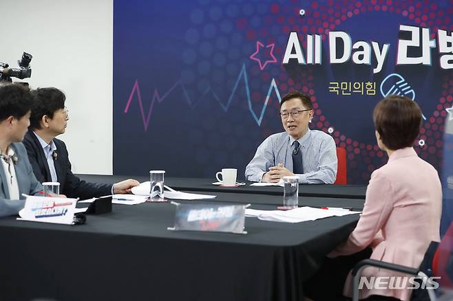 [서울=뉴시스] 최동준 기자 = 최재형 국민의힘 대선 경선 예비후보가 12일 서울 여의도 중앙당사에서 경선 예비후보 12명을 대상으로 열린 유튜브 라이브 방송 '올데이 라방'에 출연해 질문에 답변하고 있다. 2021.09.12. photocdj@newsis.com