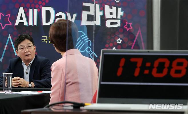 [서울=뉴시스] 국회사진기자단 = 유승민 국민의힘 대선 경선 예비후보가 12일 서울 여의도 중앙당사에서 경선 예비후보 12명을 대상으로 열린 유튜브 라이브 방송 '올데이 라방'에 출연해 질문에 답변하고 있다. 2021.09.12. photo@newsis.com