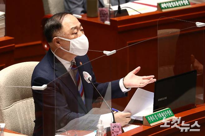 홍남기 경제부총리 겸 기획재정부 장관이  8일 국회에서 열린 예산결산특별위원회 전체회의에서 의원 질의에 답변하고 있다. 윤창원 기자
