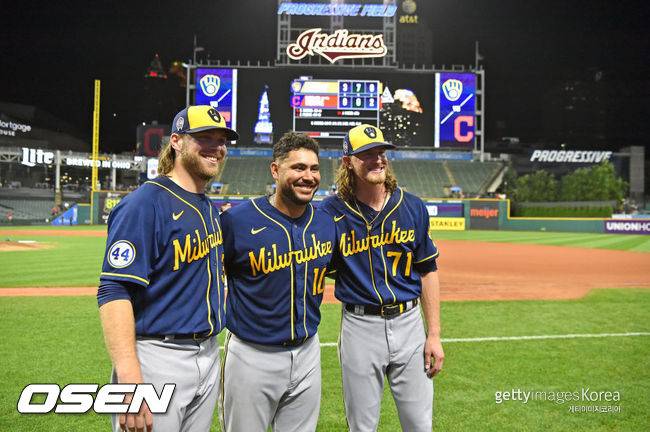 [사진] 노히터 게임을 합작한 밀워키 투수 코빈 번스, 포수 오마 나바에스, 투수 조쉬 헤이더 2021.09.12 ⓒGettyimages(무단전재 및 재배포 금지)
