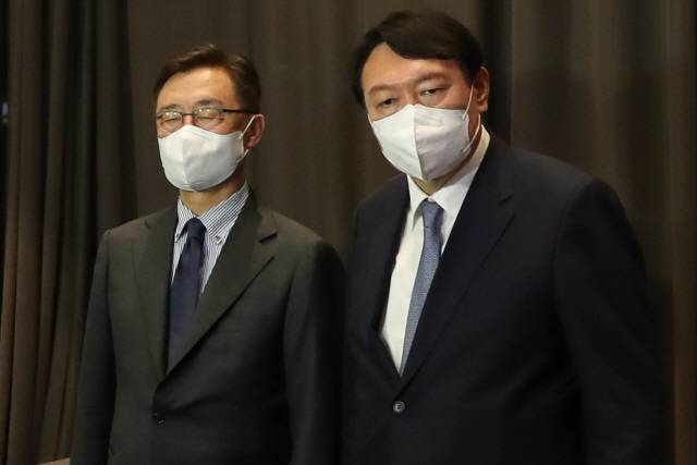 ▲국민의힘 대선주자들인 윤석열 전 검찰총장과 최재형 전 감사원장이 12일 저녁 여의도의 한 호텔에서 회동하고 있다.  ⓒ윤석열 캠프
