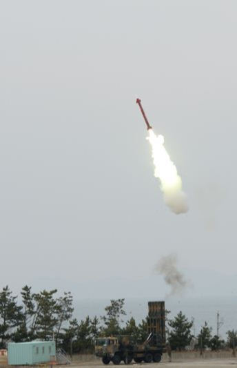 천궁-Ⅱ 지대공미사일이 가상 표적을 향해 발사되고 있다. 방위사업청 제공