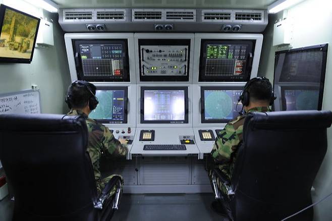 천궁 지대공미사일 체계의 일부인 교전통제소 내에서 부대원들이 시스템을 운용하고 있다. 세계일보 자료사진