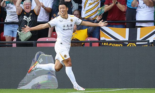 울버햄프턴 공격수 황희찬이 12일 영국 왓퍼드 비커리지로드에서 끝난 왓퍼드와의 2021∼2022 EPL 4라운드 원정 경기에서 자신의 리그 데뷔골을 터뜨린 뒤 환호하고 있다. 왓퍼드=로이터연합뉴스