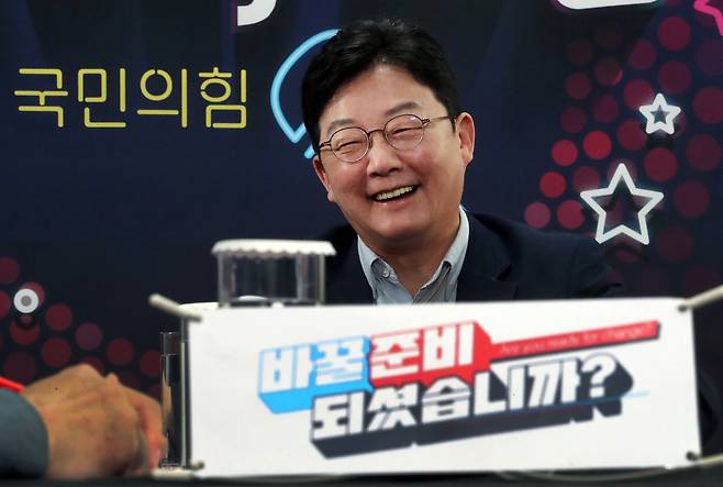 유튜브 라이브 방송 출연한 국민의힘 유승민 - 국민의힘 유승민 대선 경선 예비후보가 12일 오후 서울 여의도 중앙당사에서 예비후보 12명을 대상으로 한 유튜브 라이브 방송 ‘올데이 라방’에 출연, 질문에 답하고 있다. 2021.9.12 [국회사진기자단] 연합뉴스