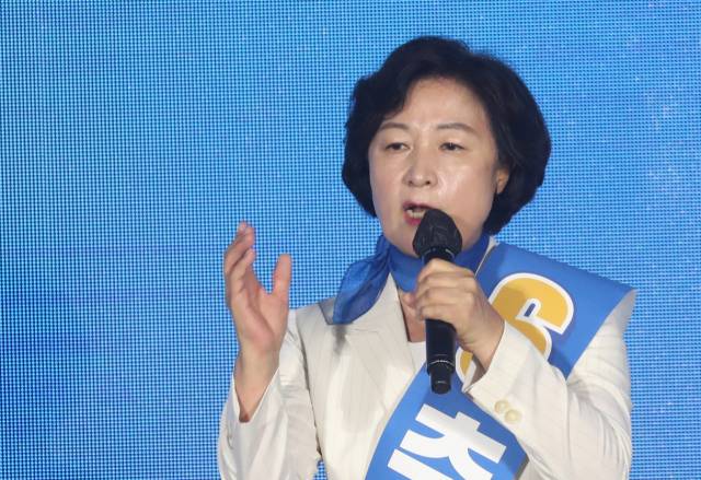 12일 오후 강원 원주시 오크밸리리조트 컨벤션센터에서 열린 더불어민주당 강원권역 순회경선 합동연설회에서 추미애 후보가 정견을 밝히고 있다. /연합뉴스