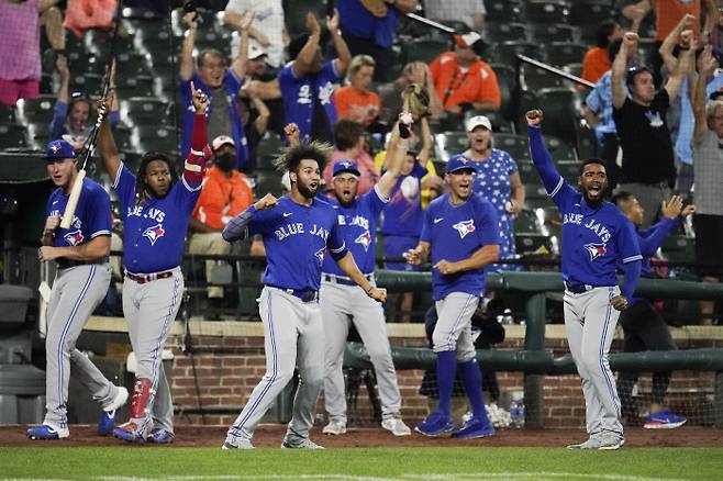 토로토 선수들이 7회초 조지 스프링어의 역전 투런 홈런이 나오자 기뻐하고 있다. | AP연합뉴스