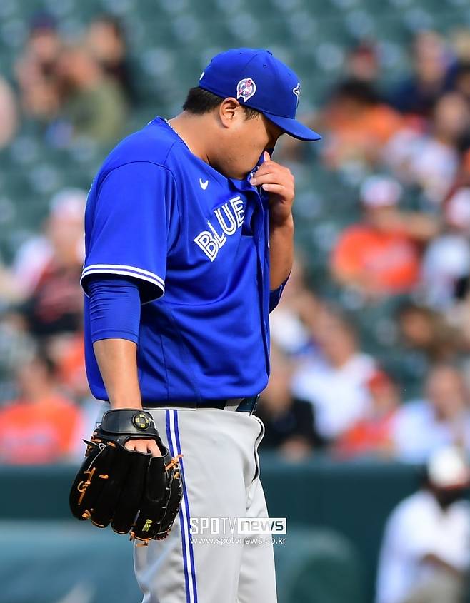 ▲ 토론토 류현진이 12일(한국시간) 오리올파크 앳 캠든야즈에서 열린 볼티모어전 도중 땀을 닦고 있다. ⓒ볼티모어(미 메릴랜드 주), 조미예 특파원