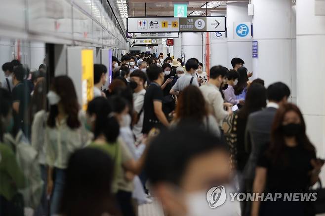 교통공사노조, 14일 지하철 파업 예고 [연합뉴스 자료사진] 이달 3일 오전 서울 지하철 여의도역. 2021.9.3