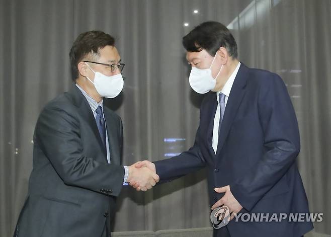 회동 마친 국민의힘 윤석열-최재형 (서울=연합뉴스) 안정원 기자 = 국민의힘 윤석열, 최재형 대선 경선 예비후보가 12일 서울 여의도 글래드 호텔에서 고발 사주 의혹의 정치공작 가능성 등에 대한 대처방안을 논의한 뒤 악수하고 있다 .  2021.9.12 [국회사진기자단] jeong@yna.co.kr