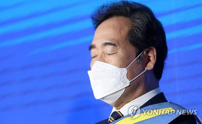 눈 감은 이낙연 (원주=연합뉴스) 양지웅 기자 = 12일 오후 강원 원주시 오크밸리리조트 컨벤션센터에서 열린 더불어민주당 강원권역 순회경선 합동연설회에서 이낙연 후보가 눈을 감은 채 결과를 듣고 있다. 2021.9.12 yangdoo@yna.co.kr