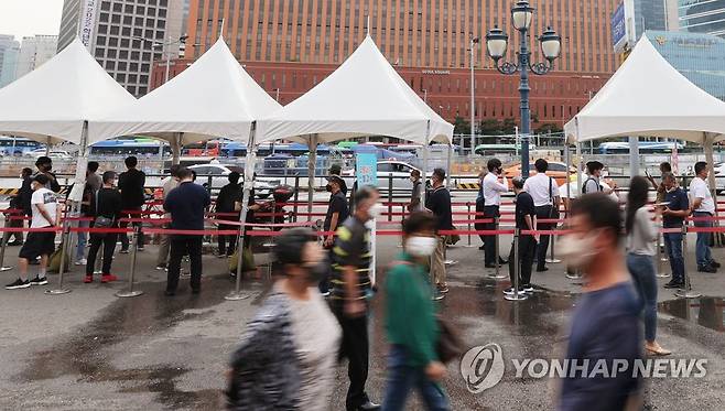 코로나19 검사 대기 줄 [연합뉴스 자료사진]