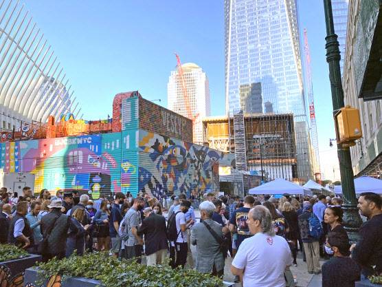 11일(현지시간) 9·11 테러 추모행사가 열린 미국 뉴욕 세계무역센터(WTC) 그라운드제로 인근에서 시민들이 행사장에 입장하고 있다. (사진=연합뉴스)