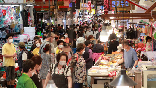추석을 앞둔 12일 오후 부산 부전시장이 제수용품을 사려는 시민들로 붐비고 있다. (사진=연합뉴스)